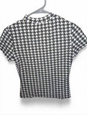 SHEIN Black and White Houndstooth Short Sleeve Top